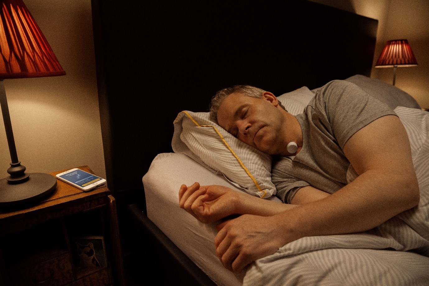 El dispositivo AcuPebble de Acurable monitoriza de forma sencilla y cómoda la apnea del sueño.