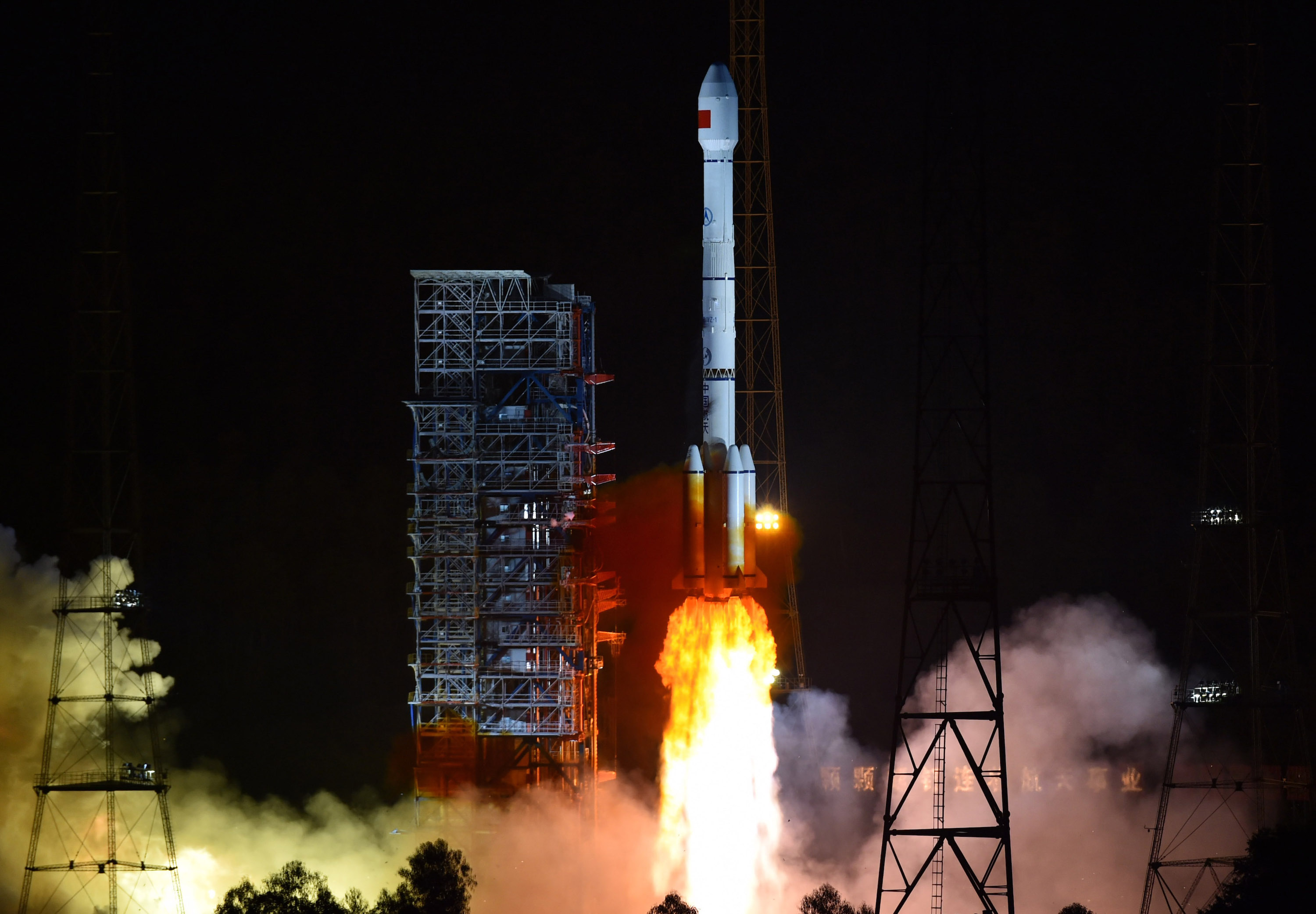 El lanzamiento de Long March 3B desde el Centro de Lanzamiento de Satélites de Xichang (China)