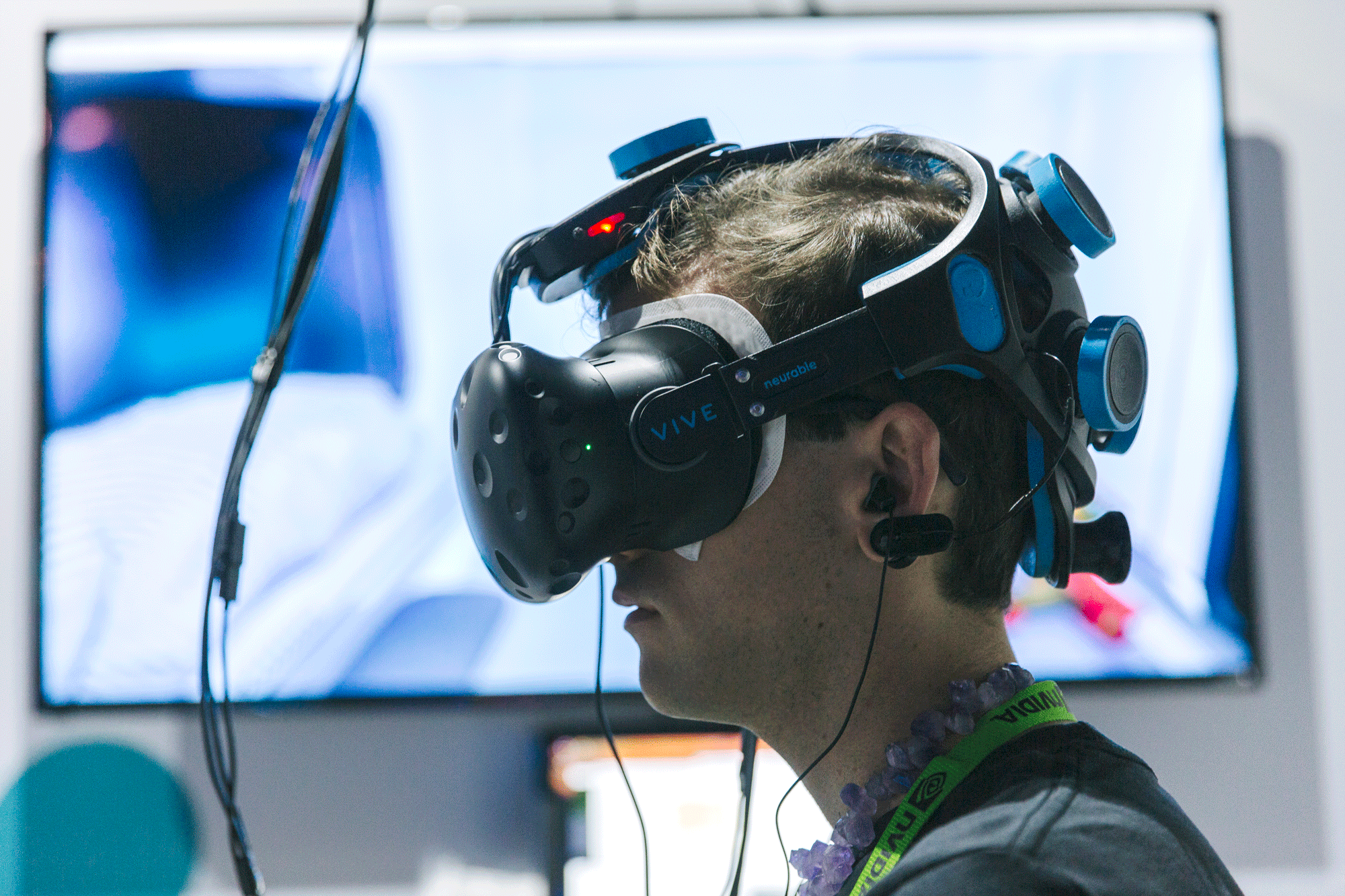 Un usuario utiliza un casco de realidad virtual