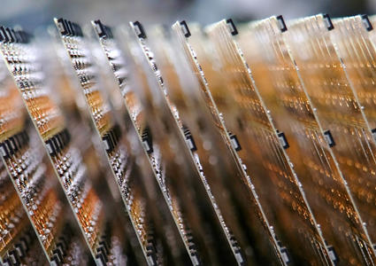 Placas de circuitos electrónicos apiladas en una cadena de montaje.