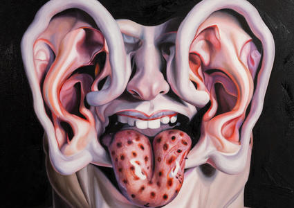 Detalle de un cuadro de una cabeza deformada en la que unas enormes orejas en la parte frontal de la cara tapan los ojos y una lengua brillante con textura de fresa sobresale de la boca abierta.