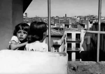 Una imagen en blanco y negro generada por ai de una mujer y un niño mirando por una ventana