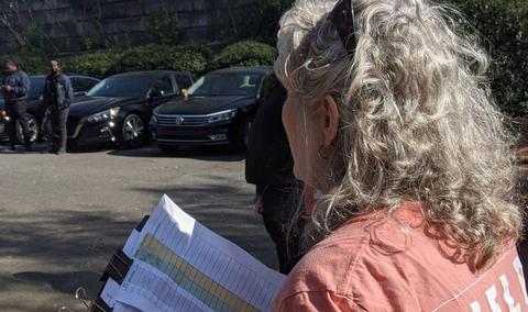 Foto: Los manifestantes contra el aborto en Charlotte (EE. UU.) recogen información sobre los tipos de coches y matrículas mientras las personas acuden a la clínica. Créditos: Heather Mobley / Charlotte for Choice