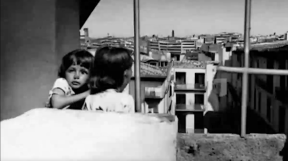 Una imagen en blanco y negro generada por ai de una mujer y un niño mirando por una ventana