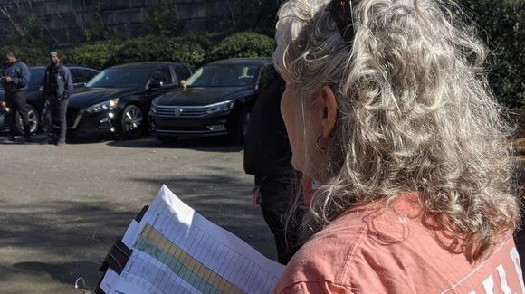Foto: Los manifestantes contra el aborto en Charlotte (EE. UU.) recogen información sobre los tipos de coches y matrículas mientras las personas acuden a la clínica. Créditos: Heather Mobley / Charlotte for Choice