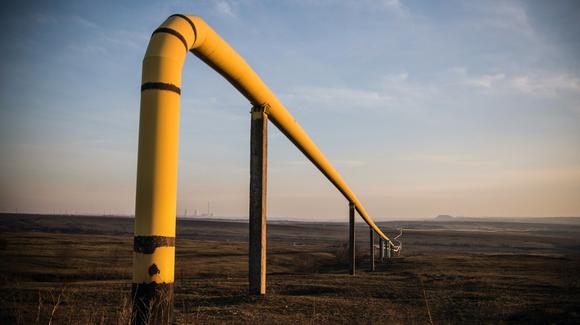 Una línea de gas natural atraviesa el campo, cerca de Donetsk, Ucrania.