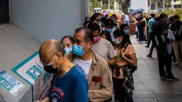 Un centro de vacunación en Hong Kong. Una compañía farmacéutica de China es una de las primeras en tener aprobada una vacuna para inhalar. Créditos: GETTY