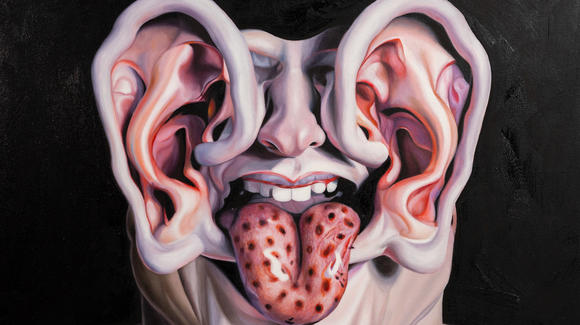 Detalle de un cuadro de una cabeza deformada en la que unas enormes orejas en la parte frontal de la cara tapan los ojos y una lengua brillante con textura de fresa sobresale de la boca abierta.
