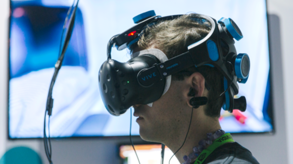 Un usuario utiliza un casco de realidad virtual