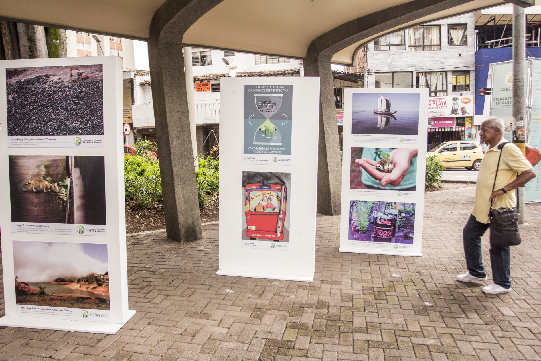 En la imagen, una exposición en Medellín intenta concienciar a los ciudadanos sobre el potencial de las urbes contra el cambio climático